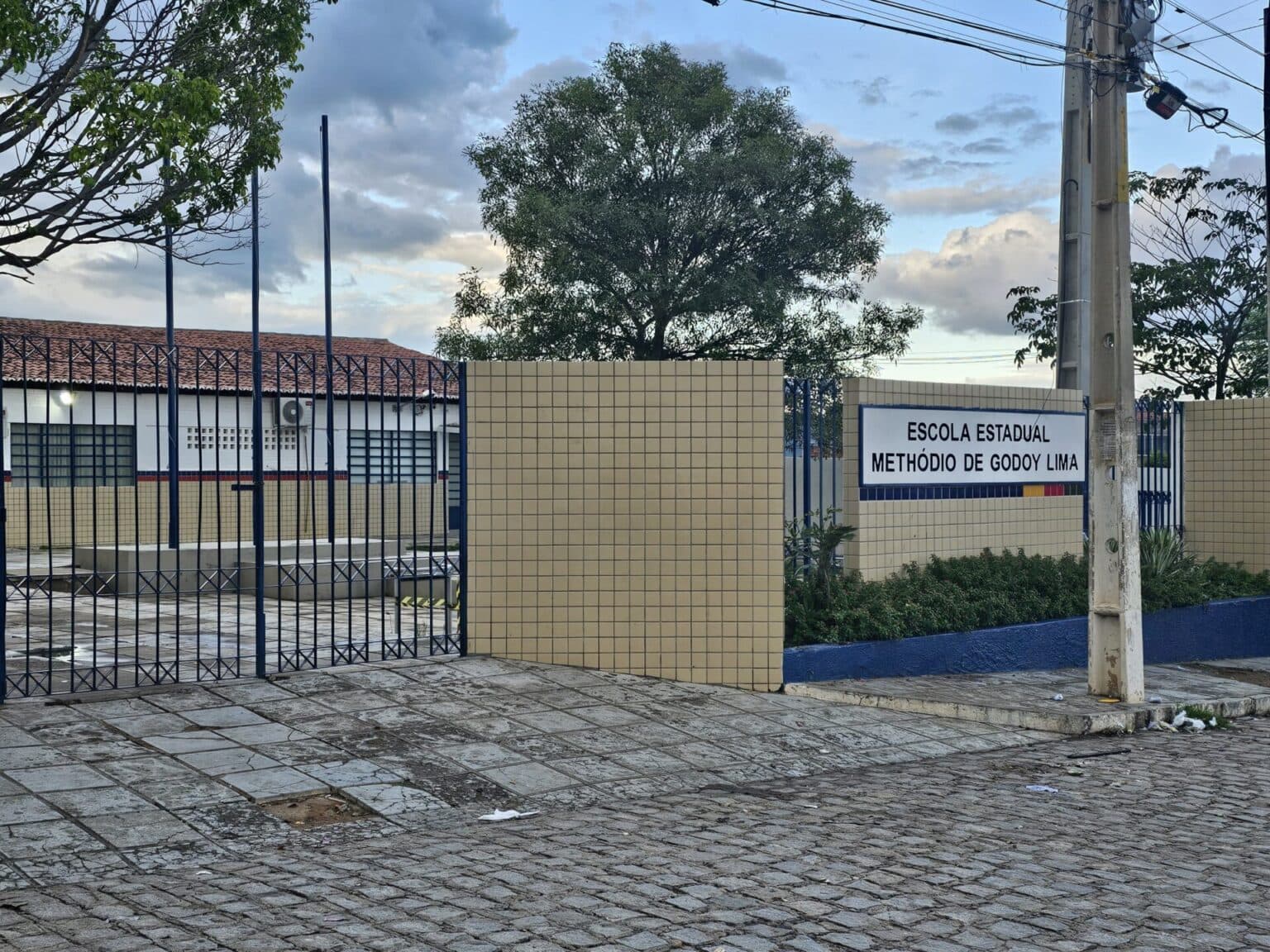 Estudante é esfaqueado dentro de escola em Serra Talhada; suspeito é outro aluno de 16 anos