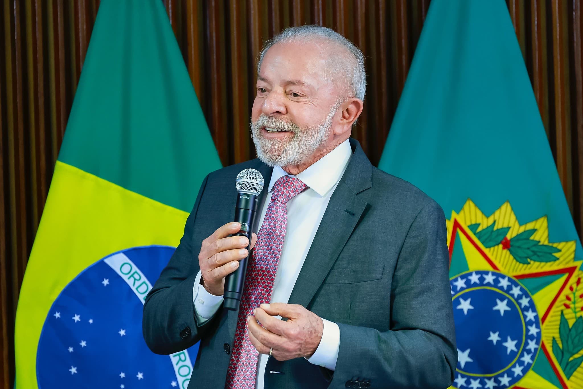 Lula convoca reunião ministerial decisiva em meio a escalada de tensões comerciais com os EUA