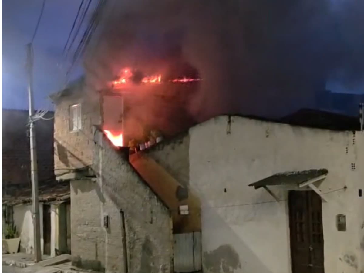 Incêndio destrói residência no bairro São Francisco em Caruaru