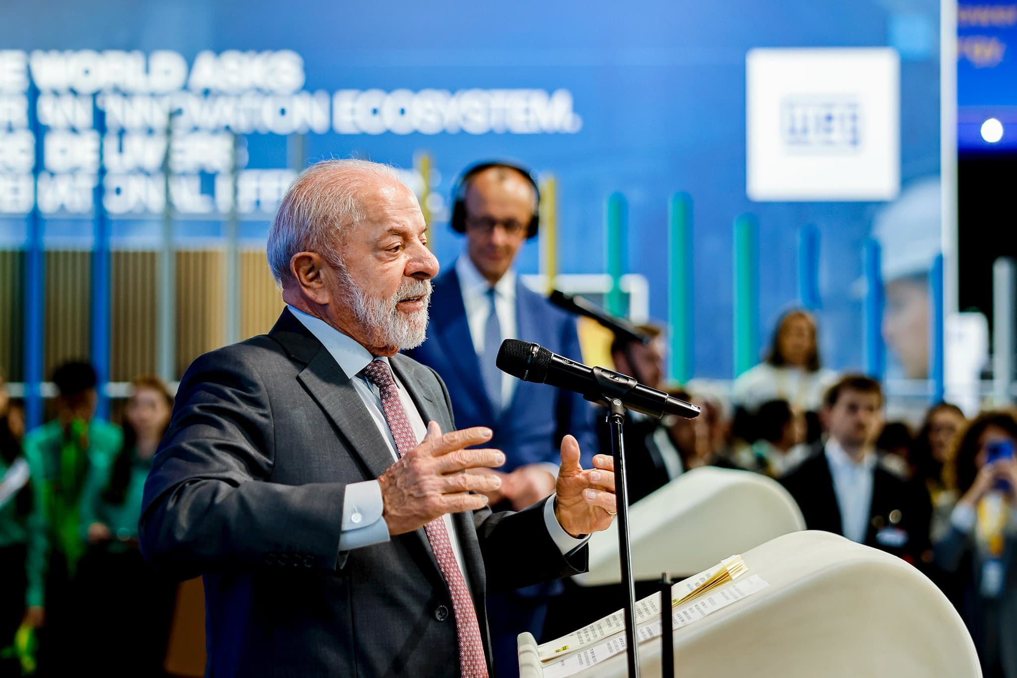 Lula defende biocombustíveis brasileiros na Feira de Hannover e busca fortalecimento comercial com a Alemanha