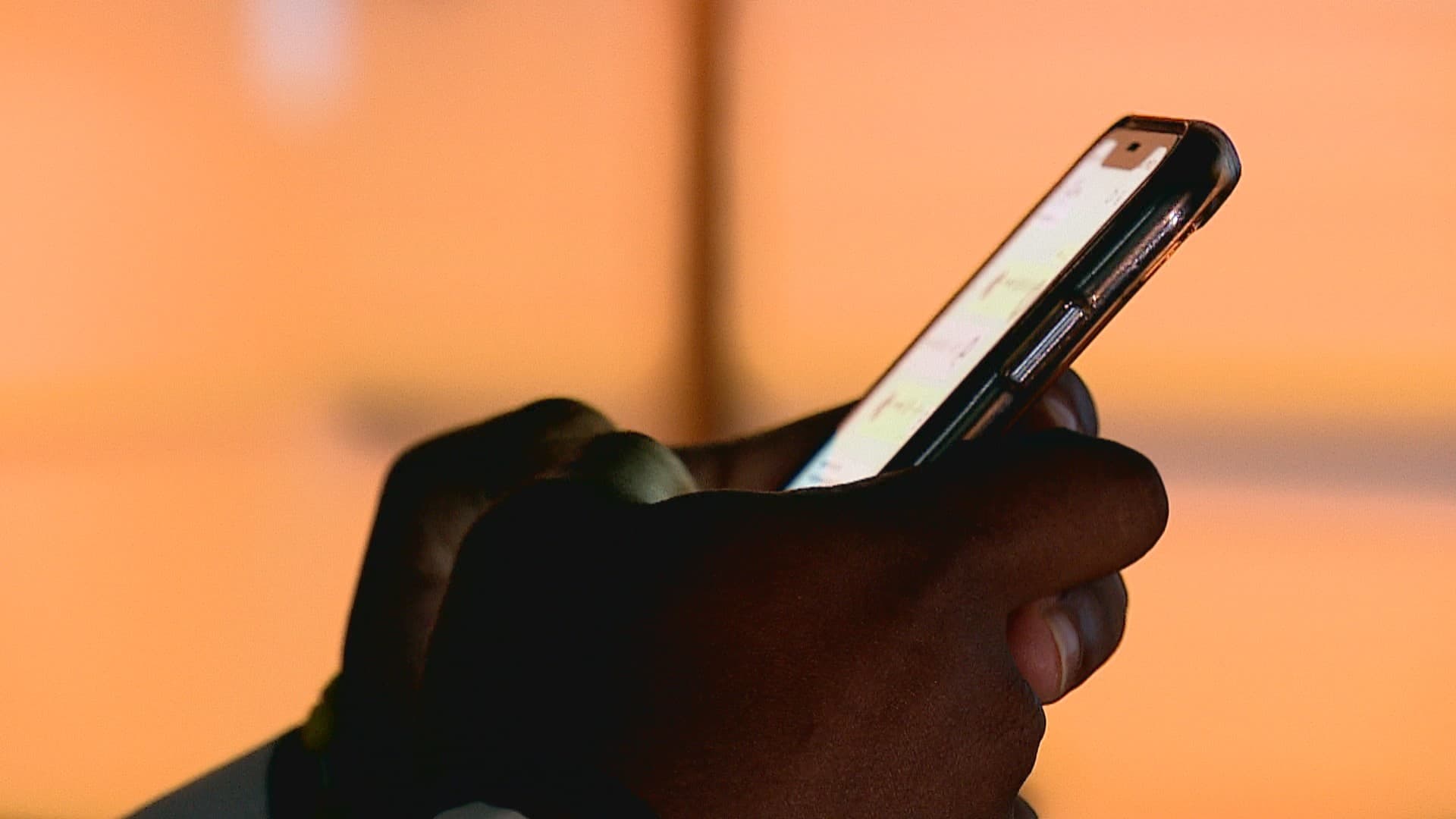 Desintoxicação digital: Jovens americanos trocam smartphones por celulares básicos em busca de bem-estar