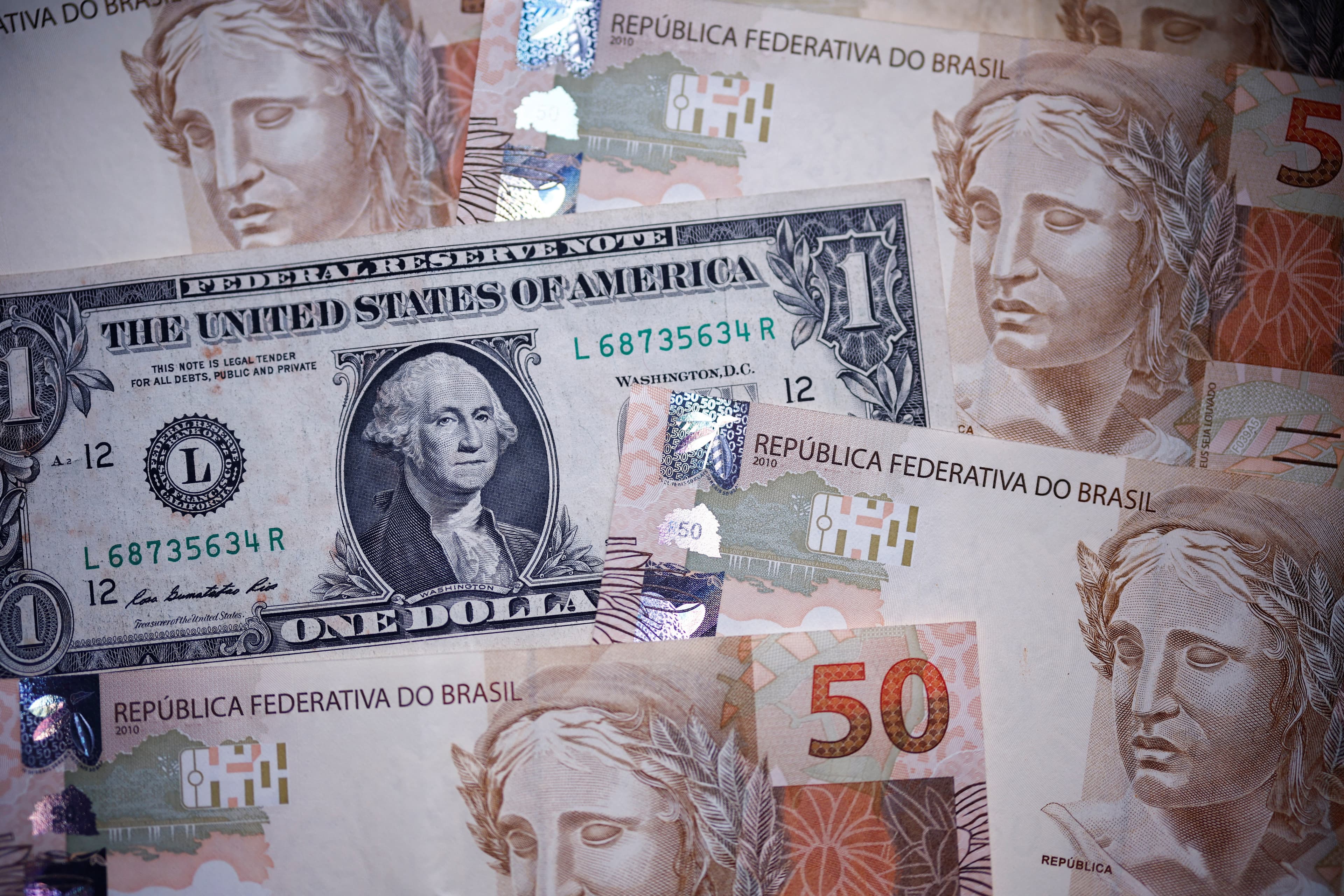 Dólar opera com estabilidade em meio a tensões geopolíticas no Oriente Médio