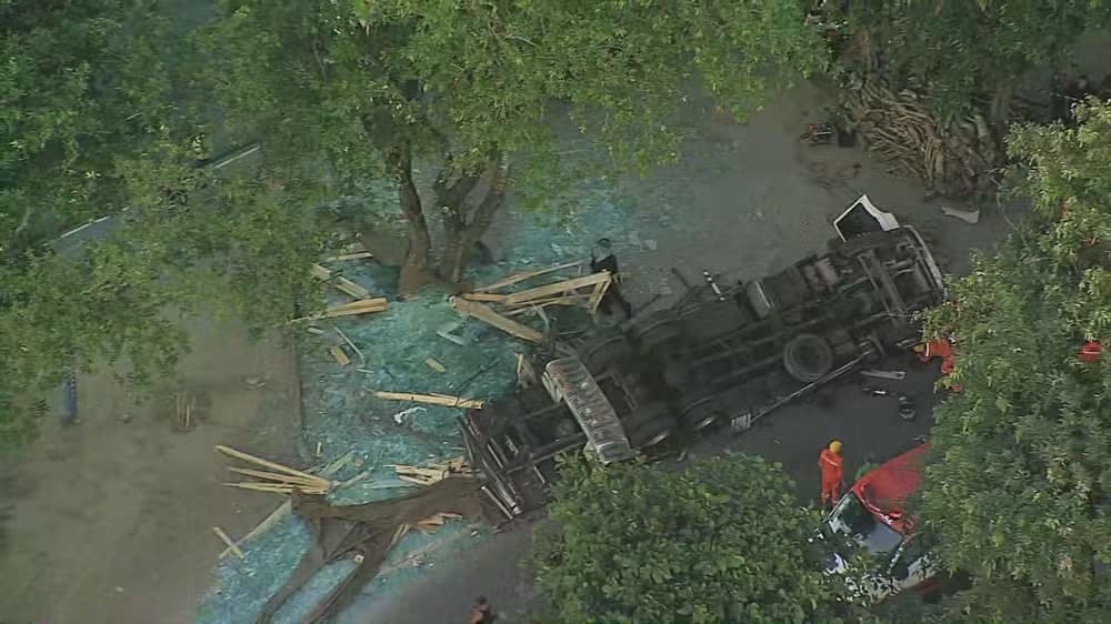 Motorista de caminhão morre após carreta tombar na BR-101, em Paulista