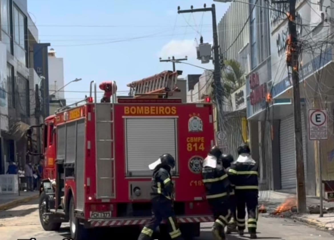 Curto-circuito provoca incêndio em fiação de poste no Centro de Arcoverde