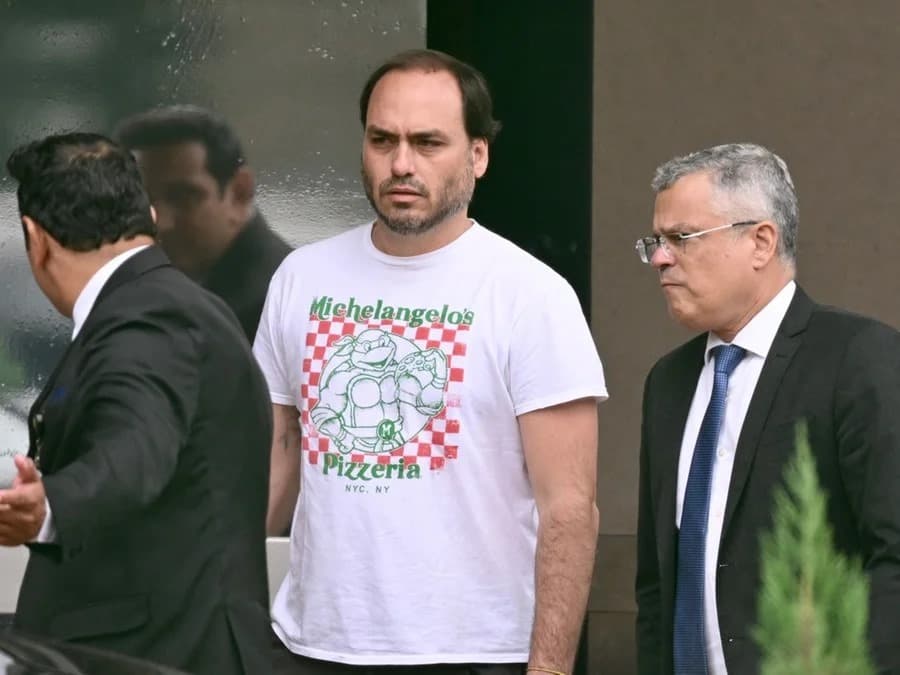 Moraes nega pedido para visita de Carlos Bolsonaro ao pai no domingo de aniversário