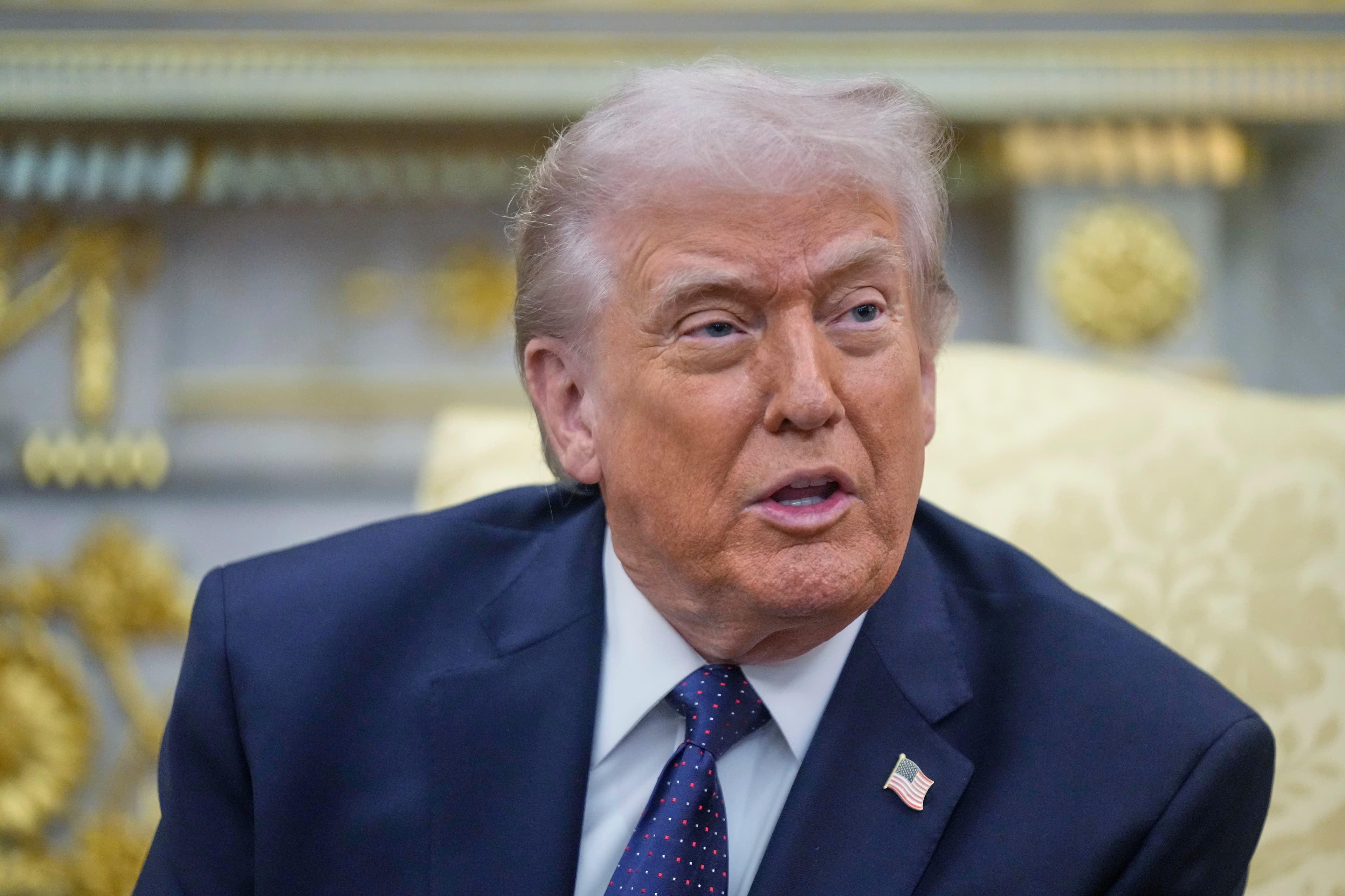 Trump avalia alívio em sanções e uso de reservas estratégicas para conter alta nos preços do petróleo