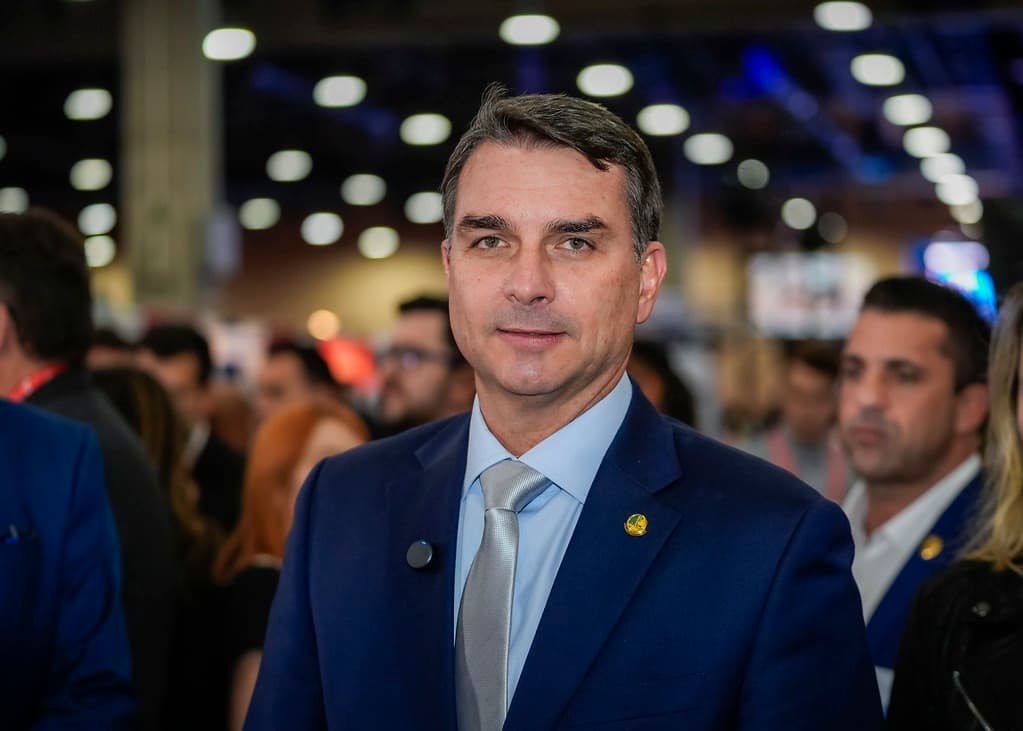Flávio Bolsonaro admite reunião com banqueiro Daniel Vorcaro após soltura