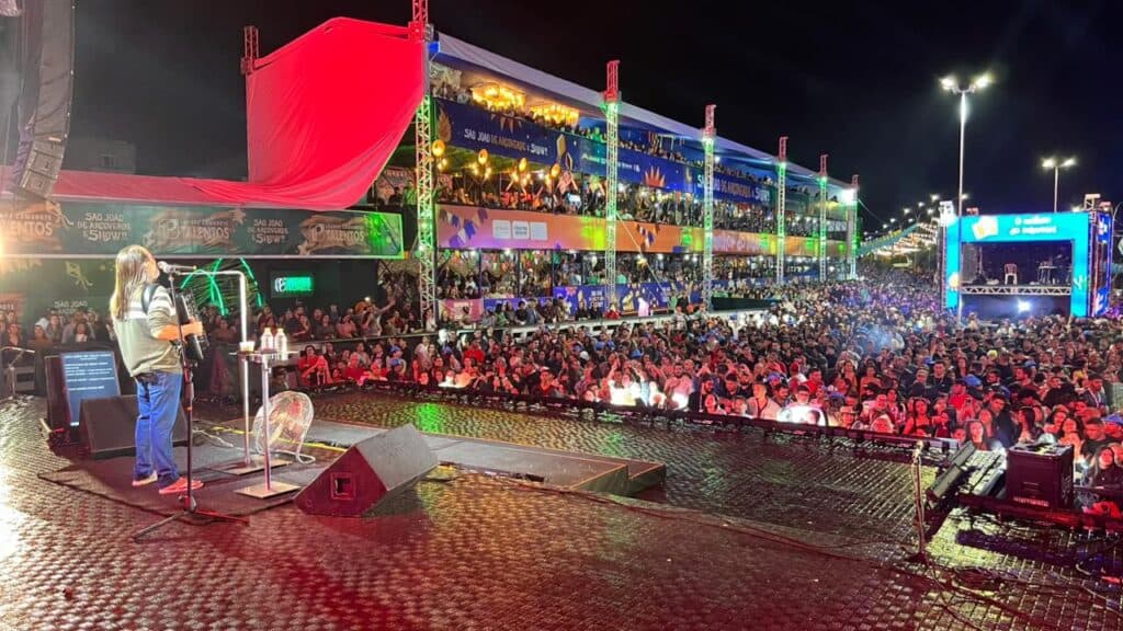 Muito forró e emoção marcam a segunda noite do São João de Arcoverde 2025