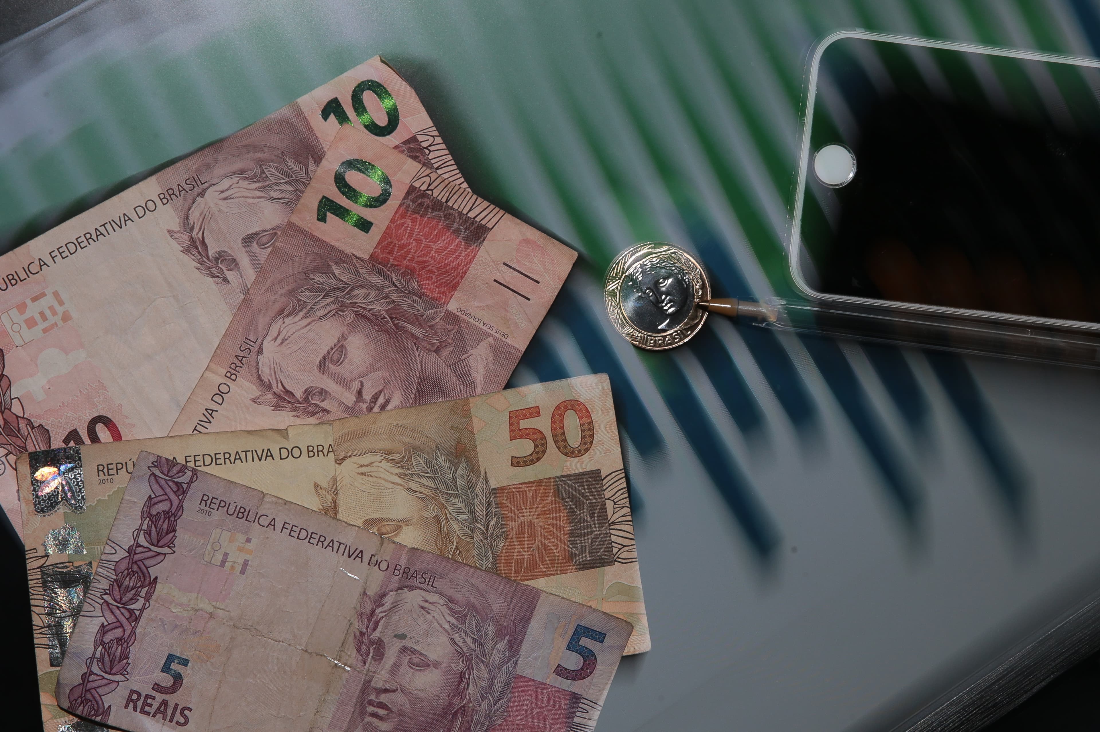 A ilusão do aumento salarial: por que a sensação de escassez persiste no orçamento dos brasileiros