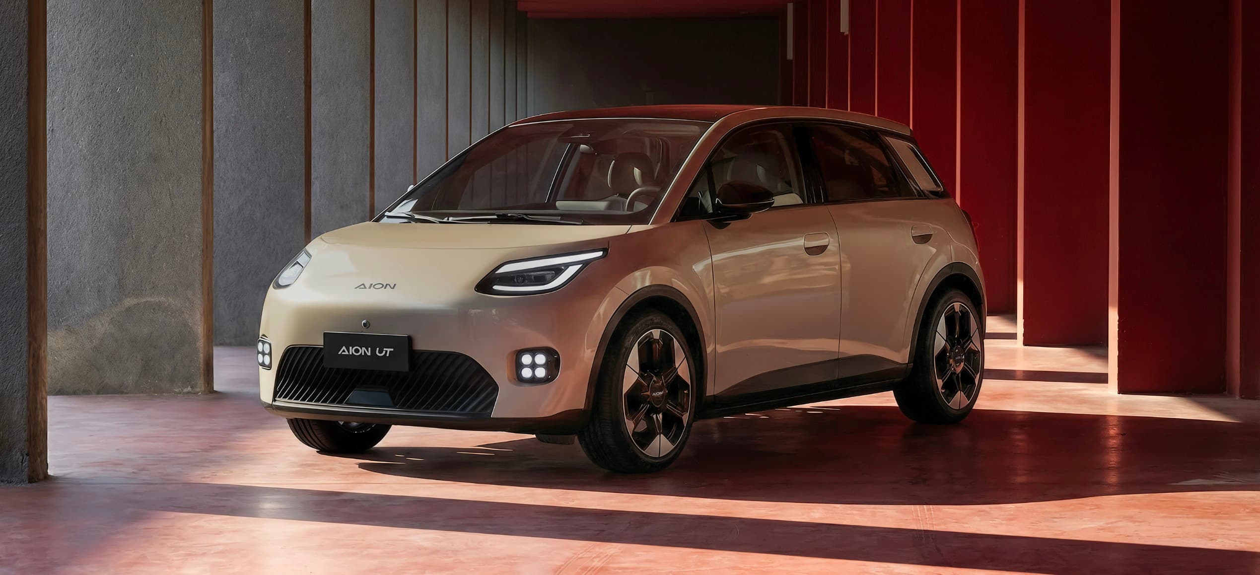 GAC lança Aion UT no Brasil: hatch elétrico promete balançar mercado com foco em espaço e potência