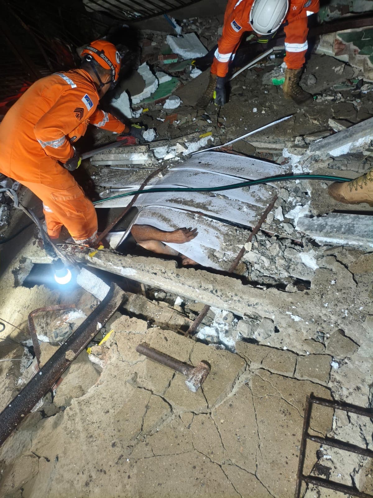 Idoso é resgatado com vida após desabamento de prédio em Olinda