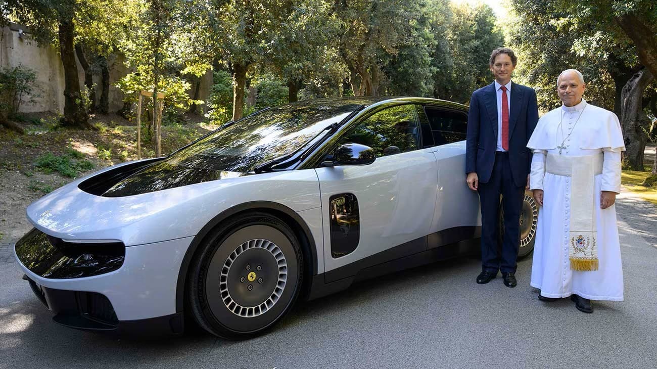 Papa Leão XIV conhece a nova Ferrari Luce: o primeiro elétrico da marca italiana