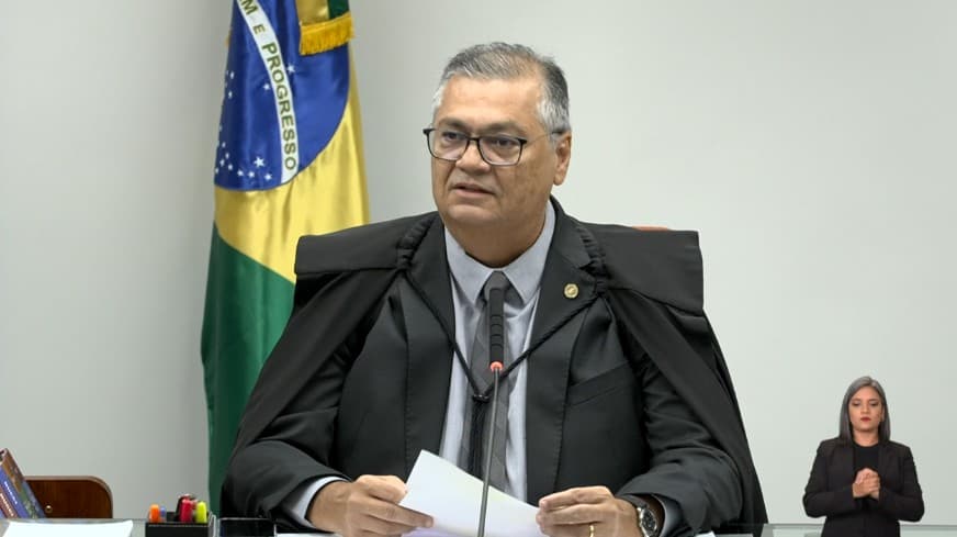 Tese de Flávio Dino questiona aposentadoria compulsória como punição a magistrados no Brasil