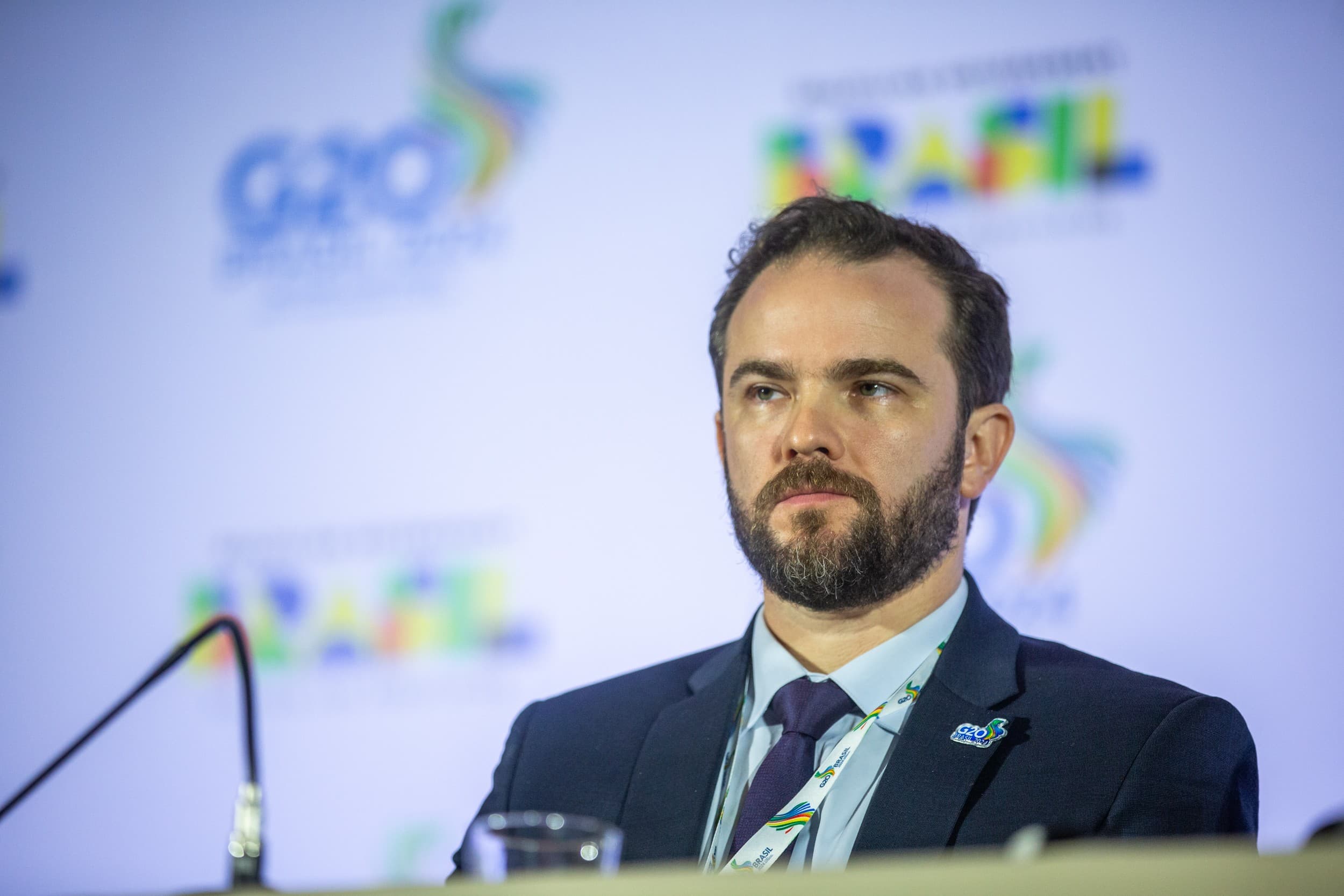 Dario Durigan assume Ministério da Fazenda com foco na continuidade e equilíbrio fiscal