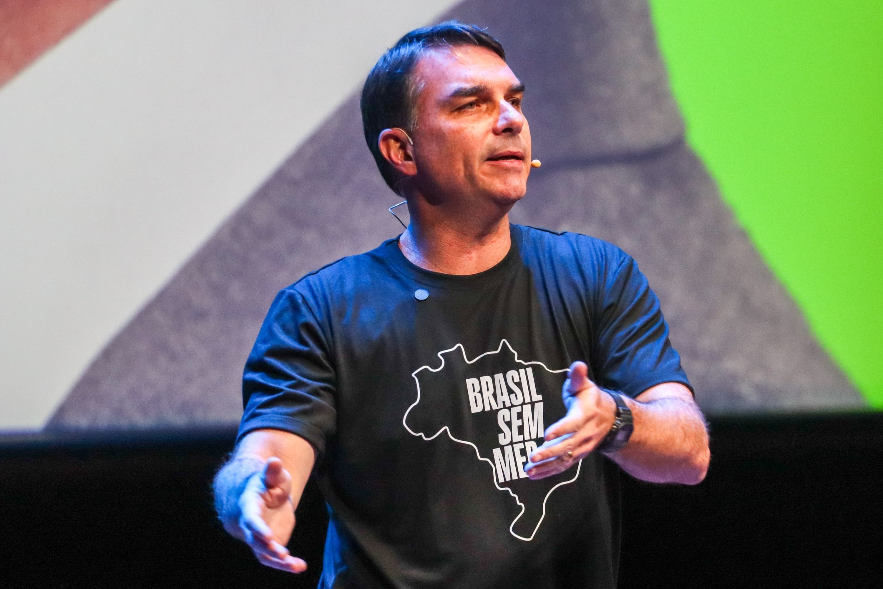 Flávio Bolsonaro solicita aos EUA adiamento de tarifas contra o Brasil para período pós-eleitoral