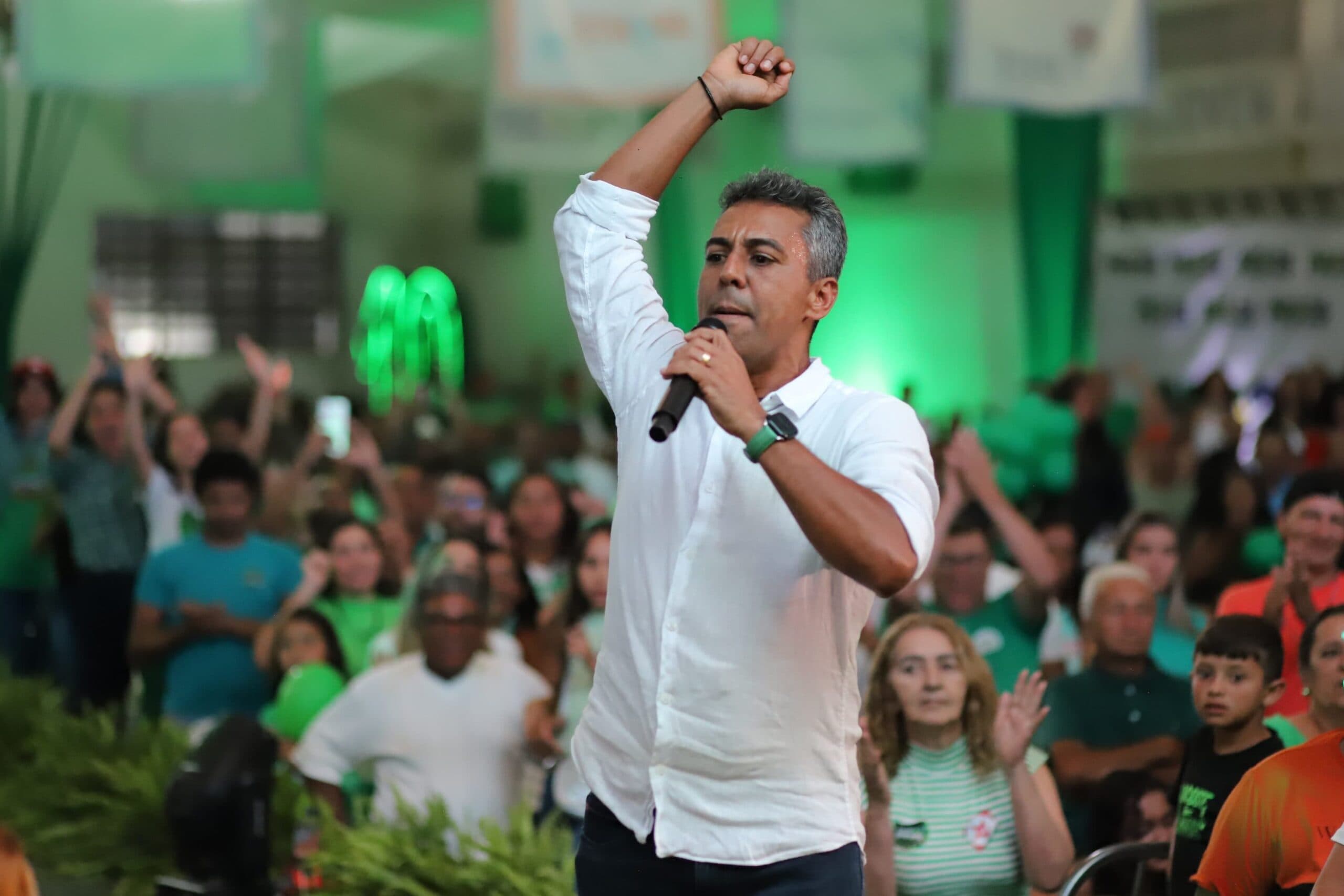 Prefeito de Pesqueira é um dos alvos da operação contra a corrupção e lavagem de dinheiro; celular foi apreendido