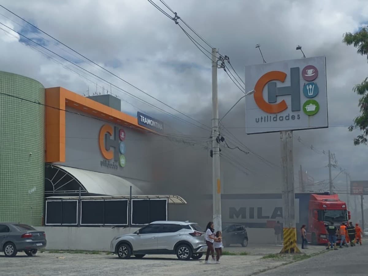 Incêndio de grandes proporções atinge galpões comerciais em Caruaru