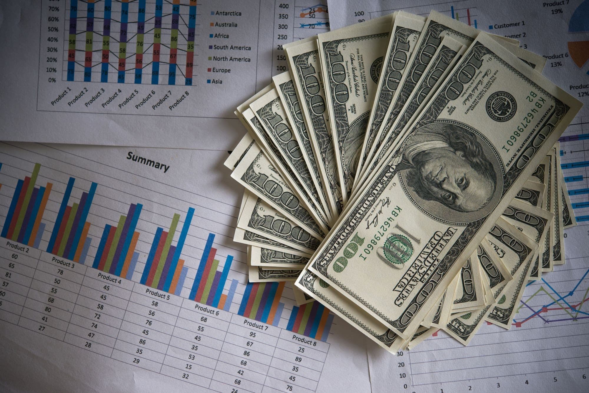 Mercado Financeiro: Dólar fecha em queda e Ibovespa reage com impulso da Ambev