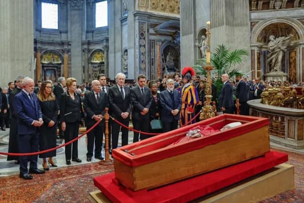 Presidente presta homenagem ao Papa Francisco na Basílica de São Pedro