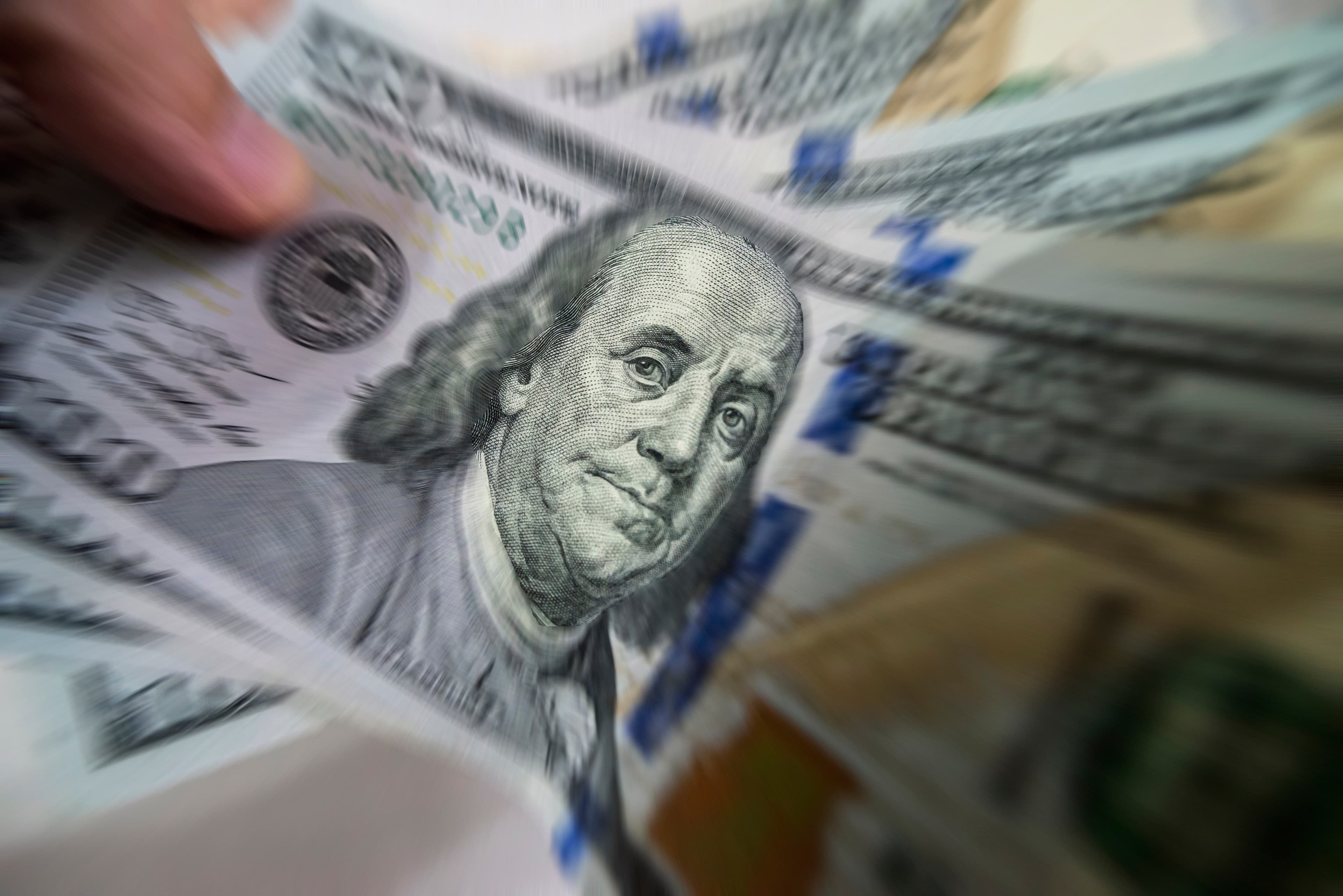 Mercado financeiro reage a tensões globais e Ibovespa registra alta expressiva