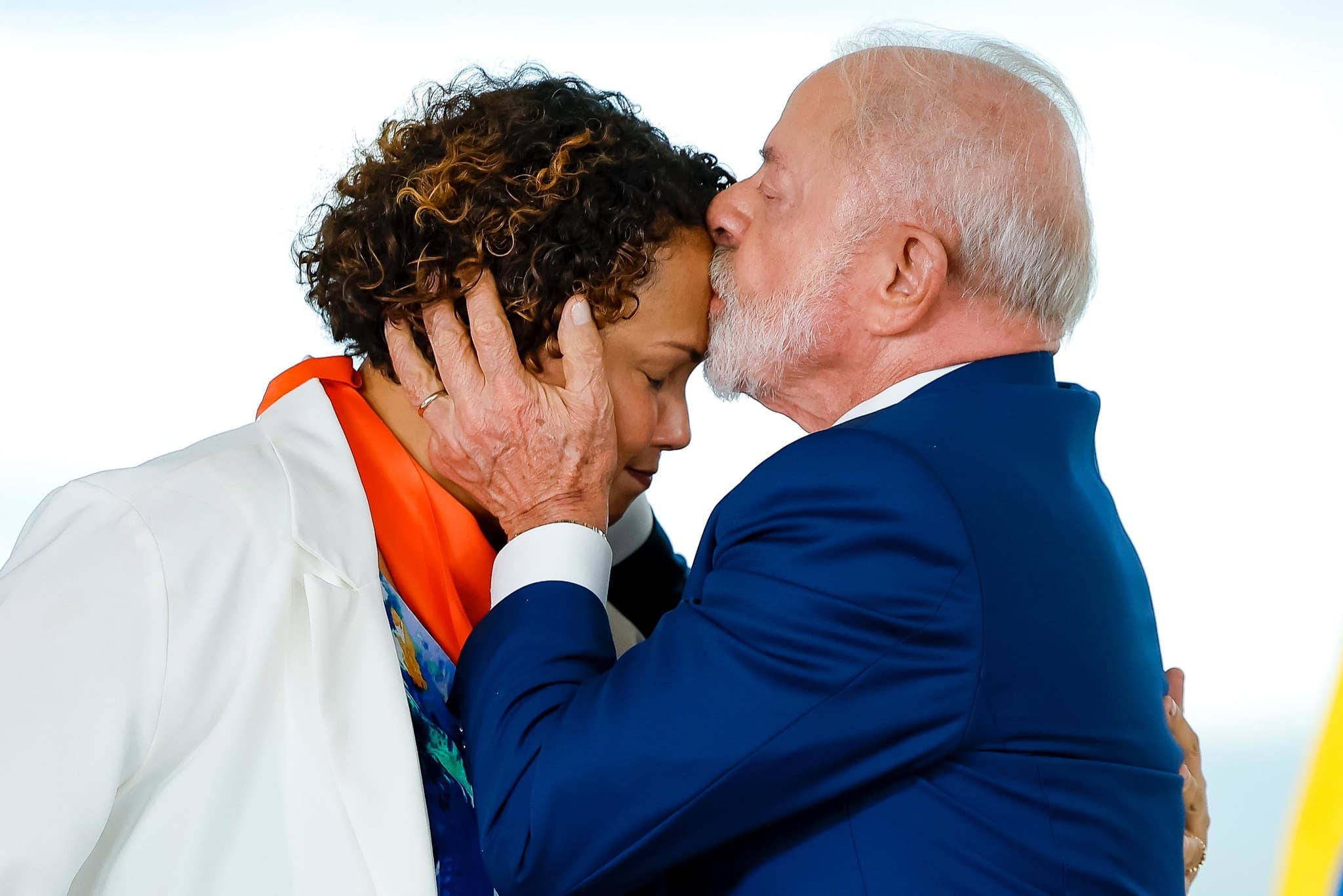 Janja orienta Lula em cerimônia sobre sanção de leis contra violência de gênero