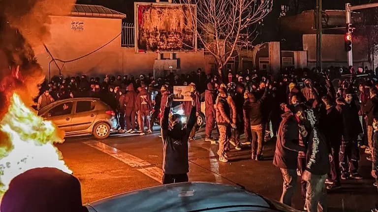 Trump ameaça ação militar contra o Irã em meio a protestos que já deixaram centenas de mortos