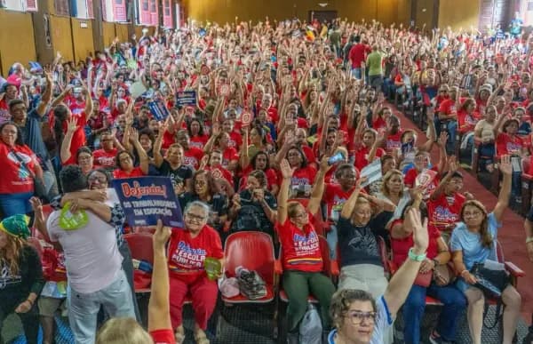 Trabalhadores em educação da rede estadual aprovam reajuste salarial