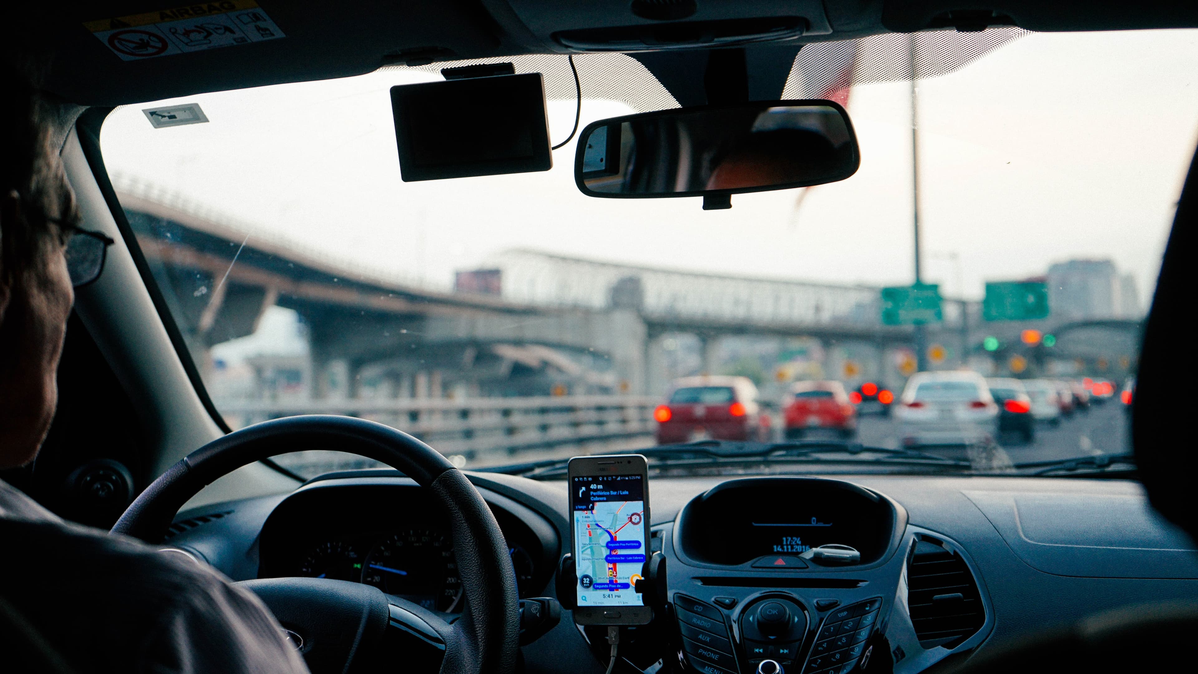 Uber enfrenta processo judicial movido por acionistas após acusações de negligência em conformidade