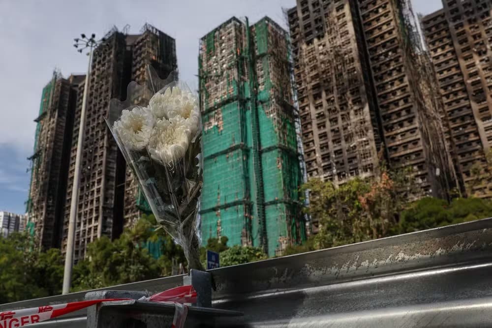 Incêndio em arranha-céus de Hong Kong deixa 151 mortos; 13 pessoas são presas por suspeita de ligação com a tragédia