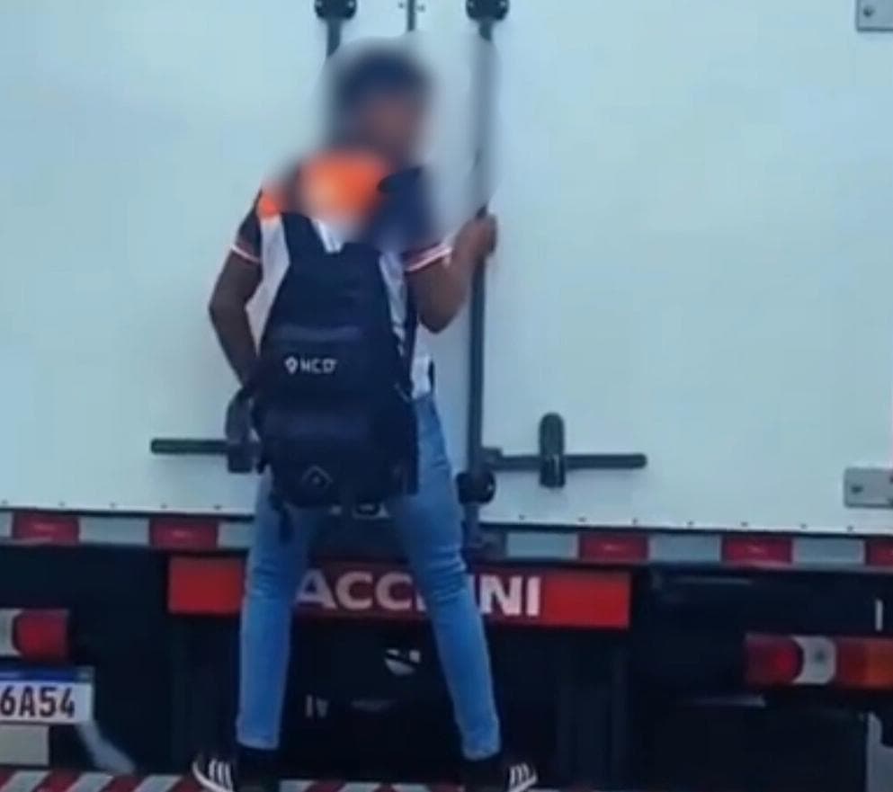 Menino é flagrado pegando carona na traseira de caminhão em Arcoverde