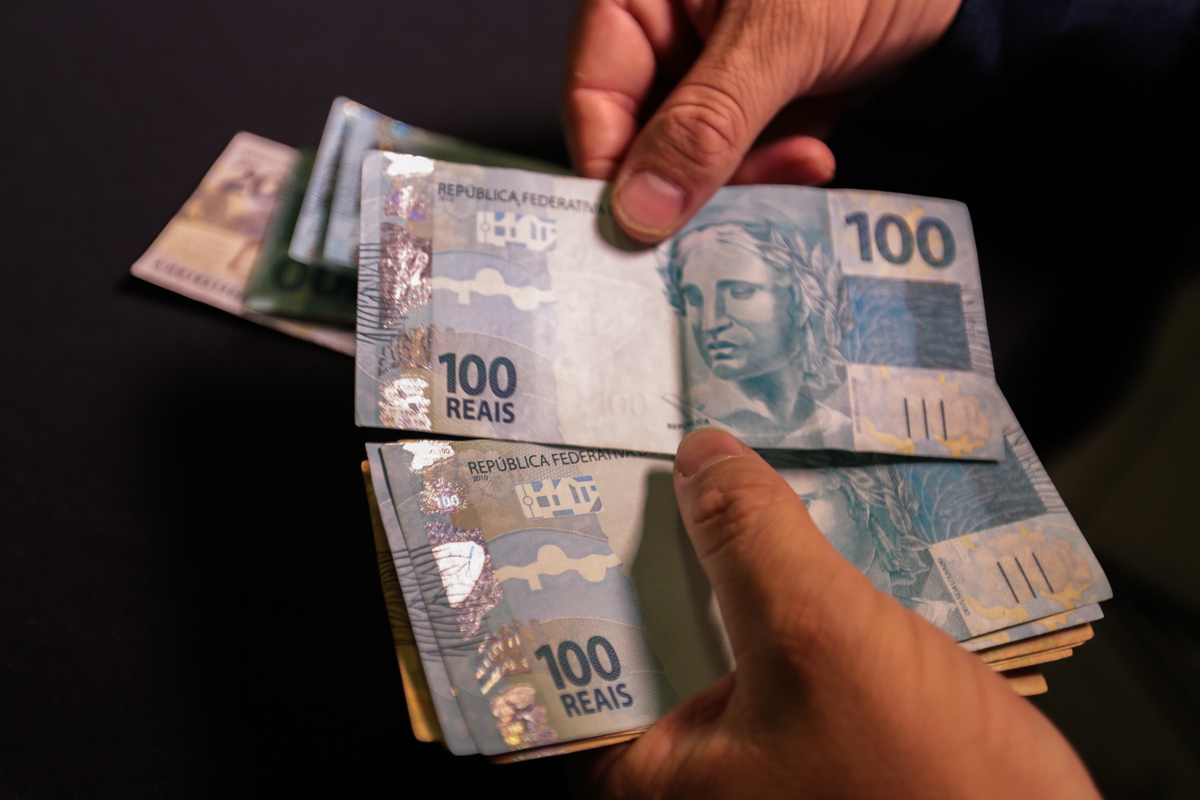 Quase metade dos brasileiros busca renda extra devido à insuficiência do salário, aponta Datafolha
