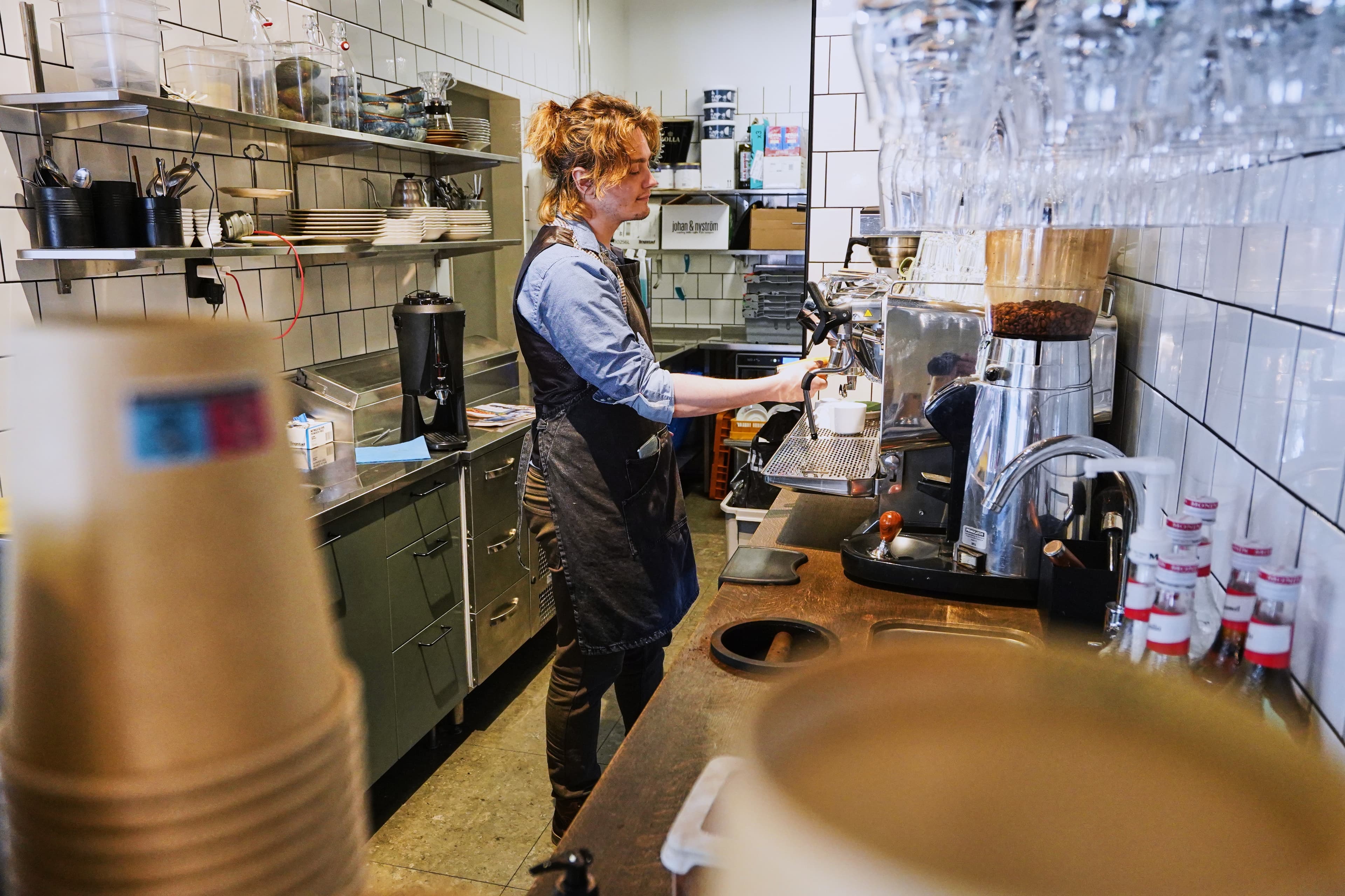 Inteligência Artificial assume gestão de café em Estocolmo e gera polêmica sobre limites da tecnologia