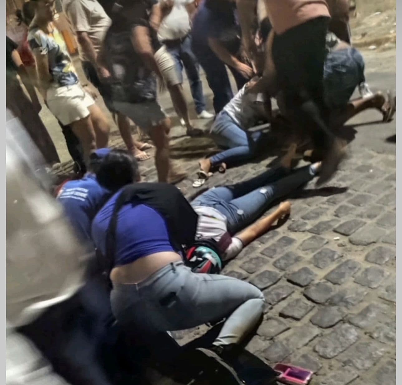 COLISÃO EM ARCOVERDE: Duas Jovens Ficam Feridas em Acidente entre Carro e Moto no Cruzamento da Duarte Pacheco