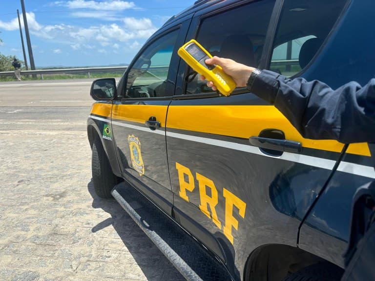 PRF flagra dois motoristas embriagados durante Operação Carnaval na BR-232, em Arcoverde