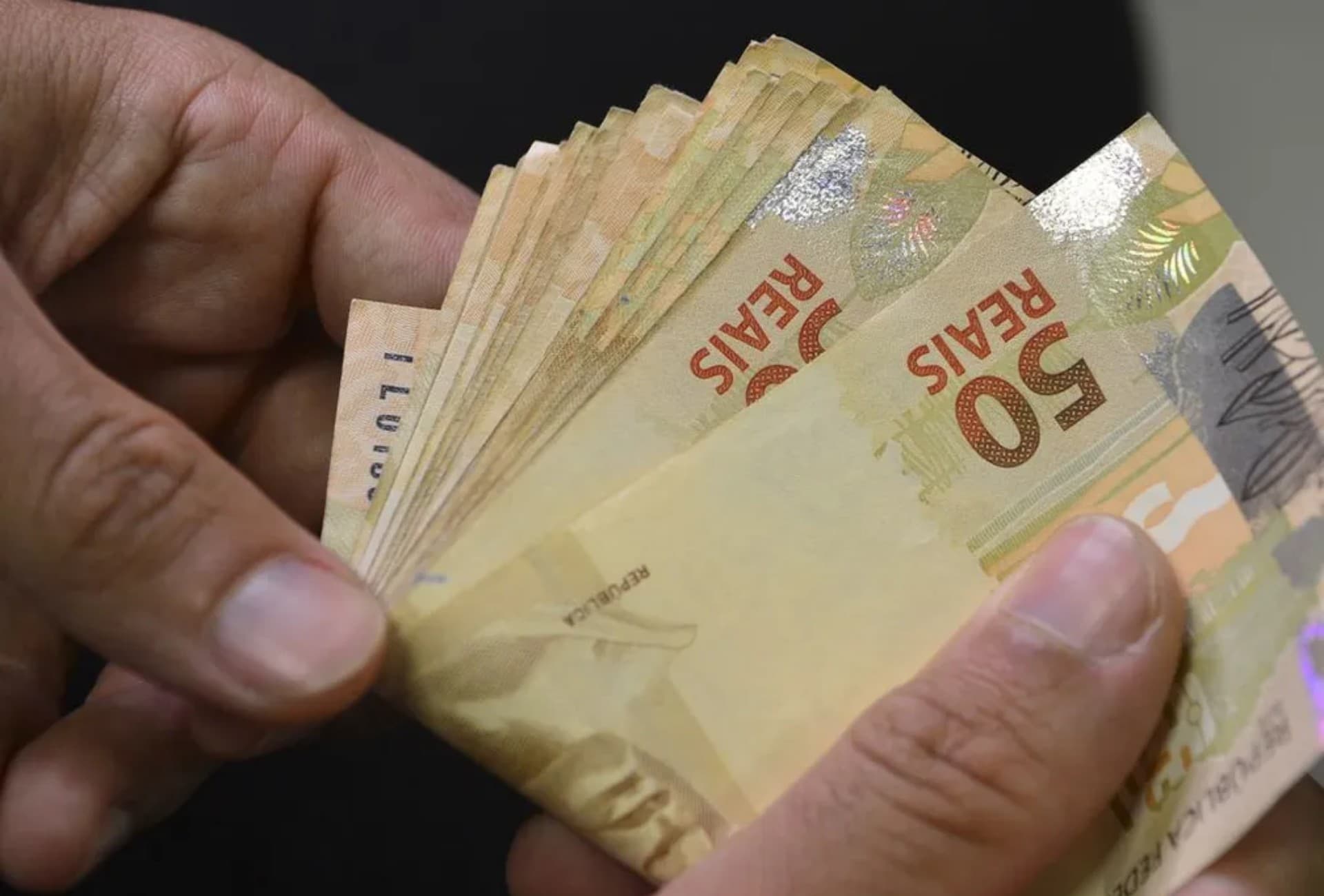 O paradoxo econômico: Por que os indicadores positivos não chegam ao bolso do brasileiro?