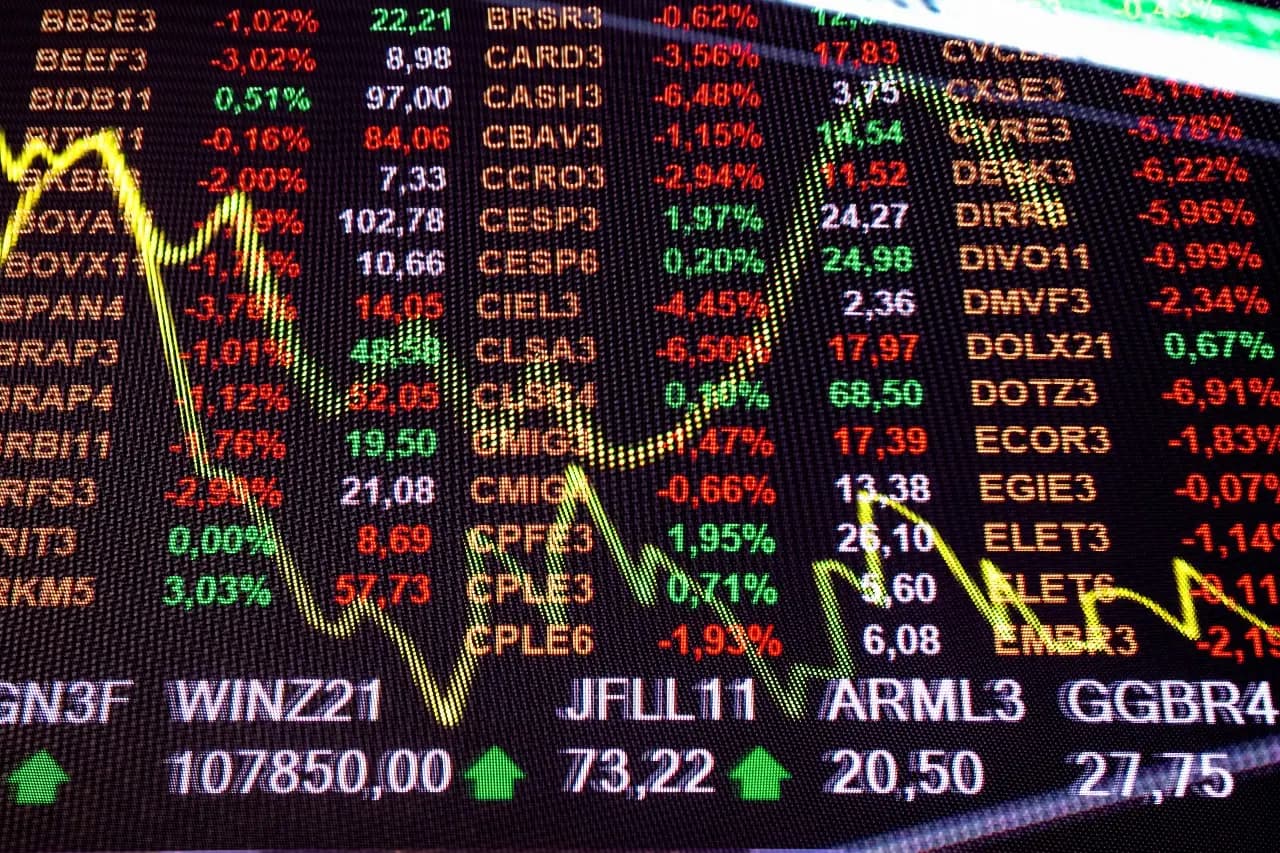 Guerra no Oriente Médio derruba bolsas globais e faz petróleo disparar quase 30%
