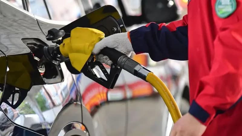 Queda nos preços globais do petróleo traz alívio econômico e impacta políticas do Governo Federal