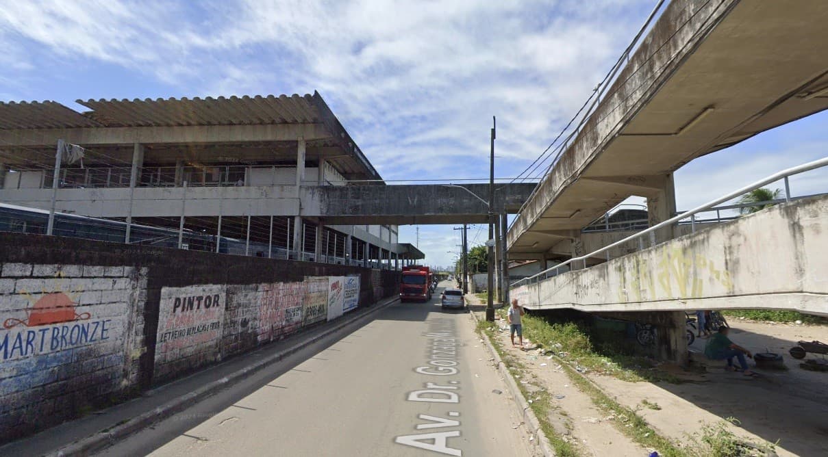 Homem de 24 anos é executado a tiros na escadaria da Estação Cajueiro Seco, em Jaboatão