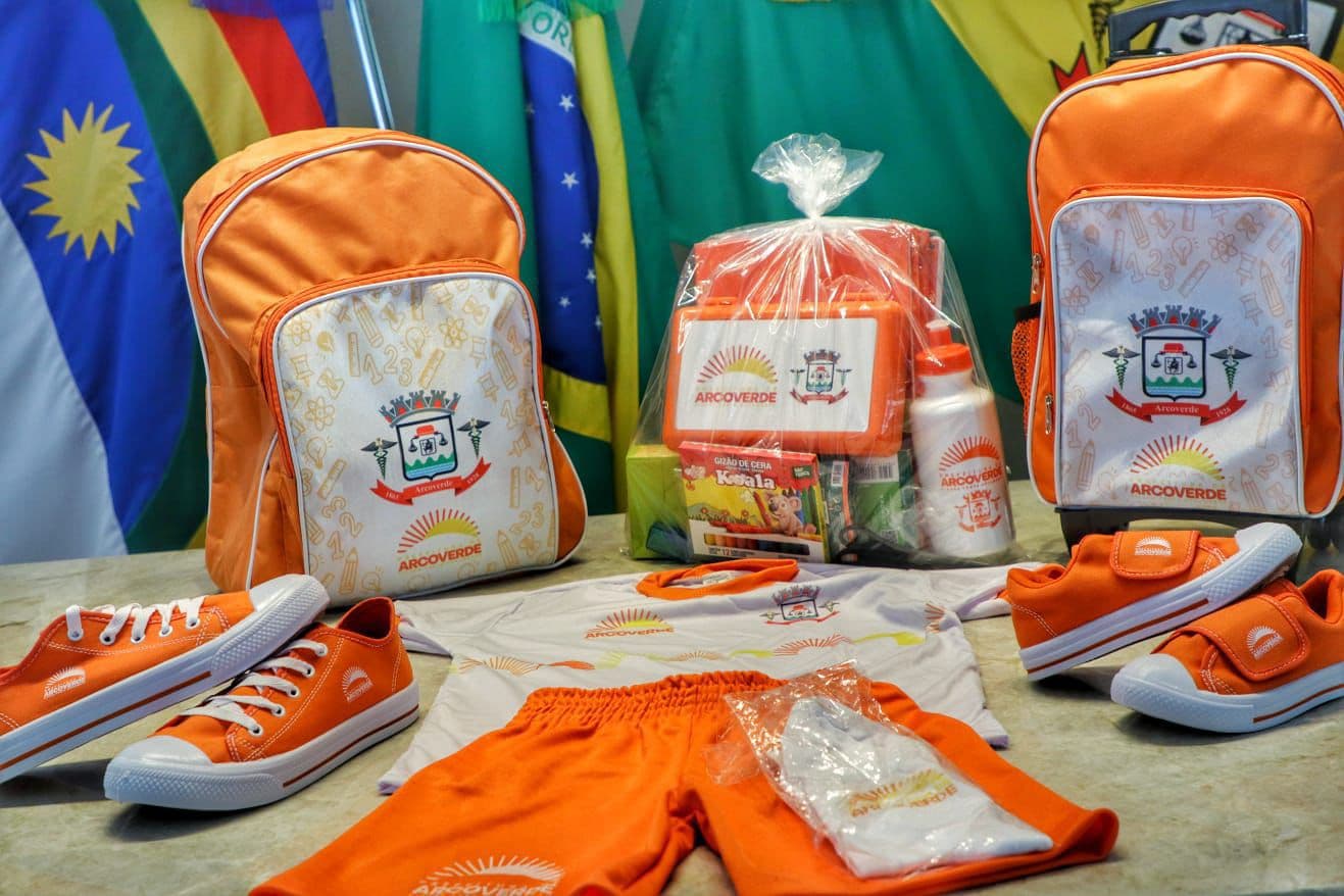 Educação com Dignidade: Arcoverde Realiza Maior Entrega de Fardamento e Kits Escolares da História e Transforma a Vida de Mais de 7.500 Alunos