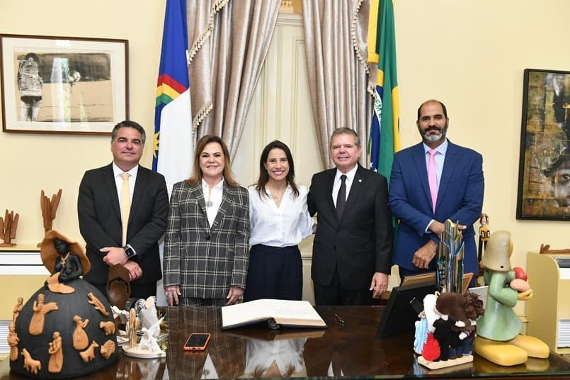 Desembargador Ricardo Paes Barreto retransmite cargo após cinco dias como governador em exercício