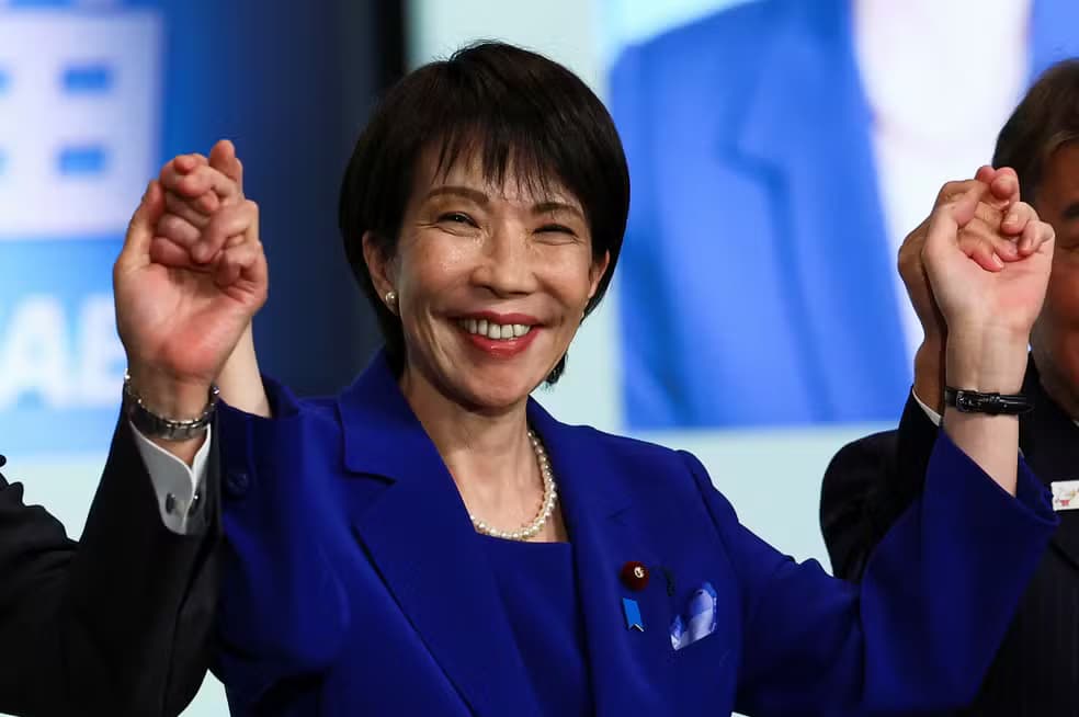 HISTÓRICO: Conservadora Sanae Takaichi é Eleita a 1ª Mulher Premiê do Japão com Agenda de Direita e Desafio Econômico