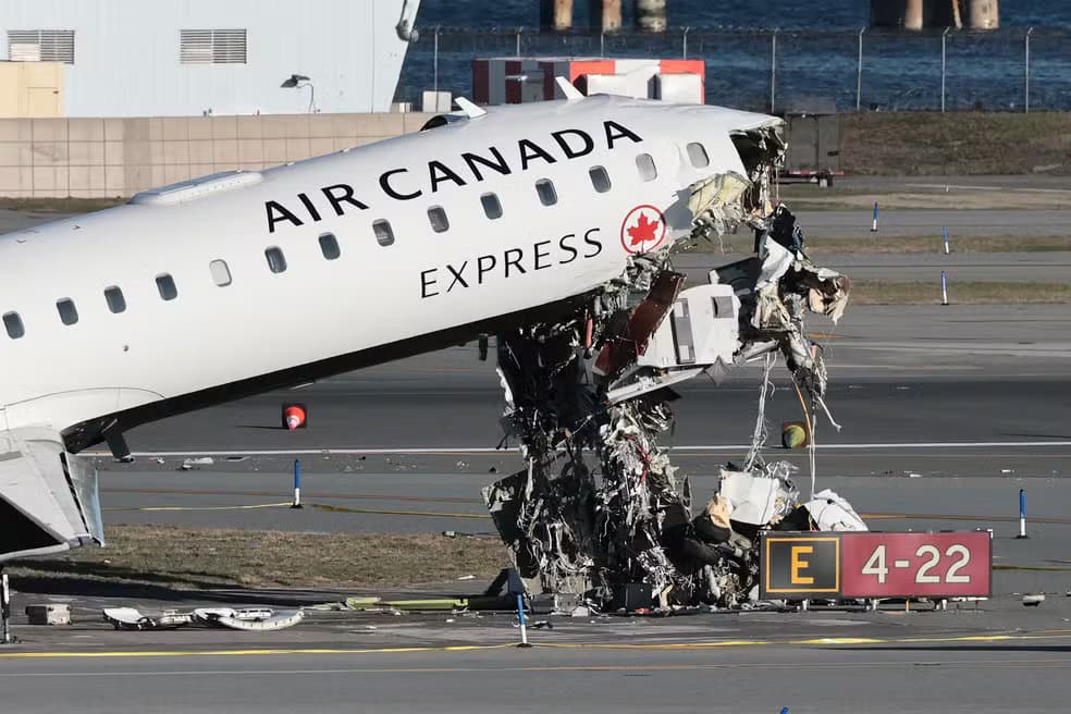 Comissária sobrevive após ser arremessada a 90 metros em colisão de avião em Nova York