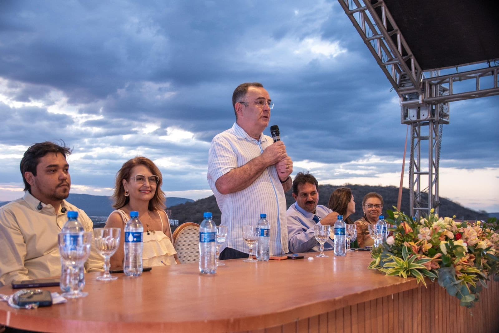 Prefeito Zeca Cavalcanti paga salários em dia e injeta mais de R$ 23 milhões na economia de Arcoverde