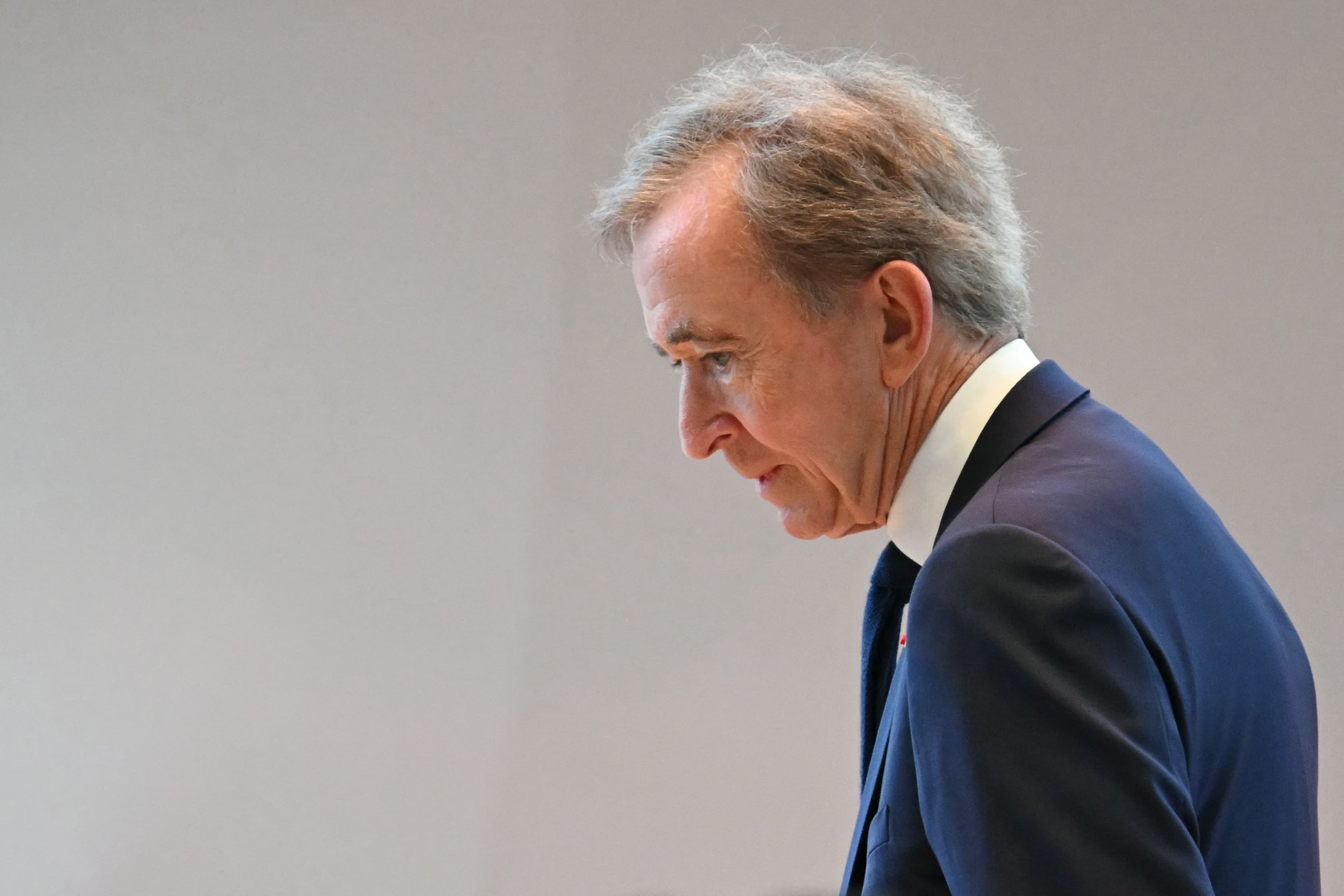 Bernard Arnault, CEO da LVMH, é condenado a pagar milhões em impostos na França