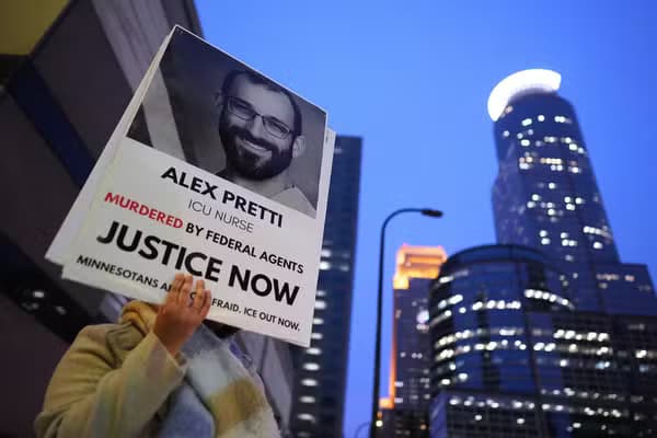 Trump chama enfermeiro morto por agentes federais de “agitador” após divulgação de vídeo