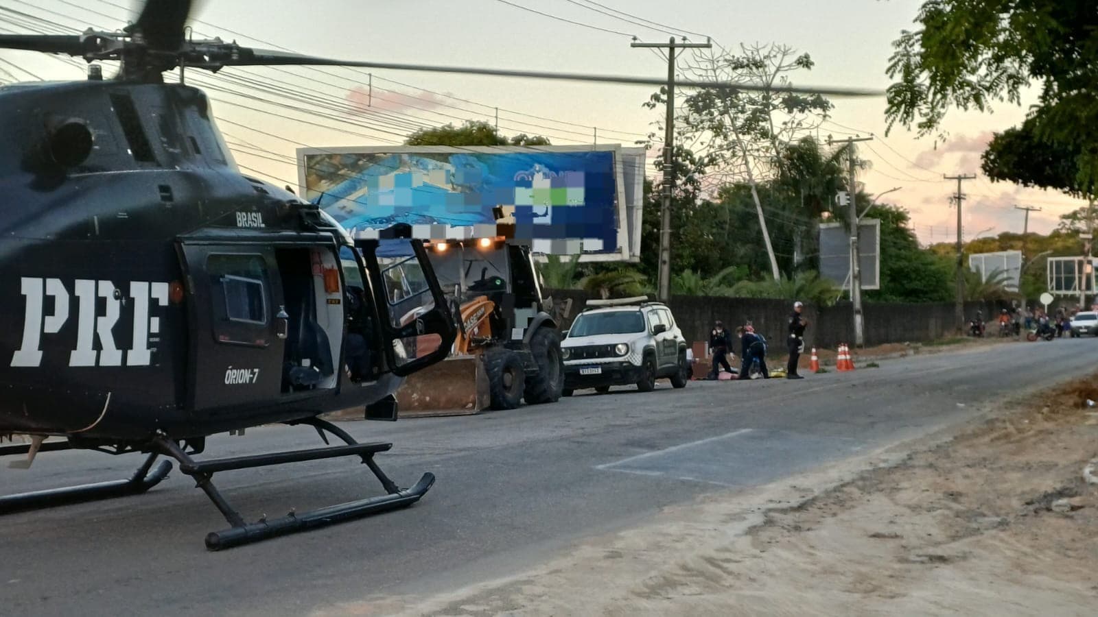 Homem é resgatado de helicóptero após grave acidente com retroescavadeira em Camaragibe