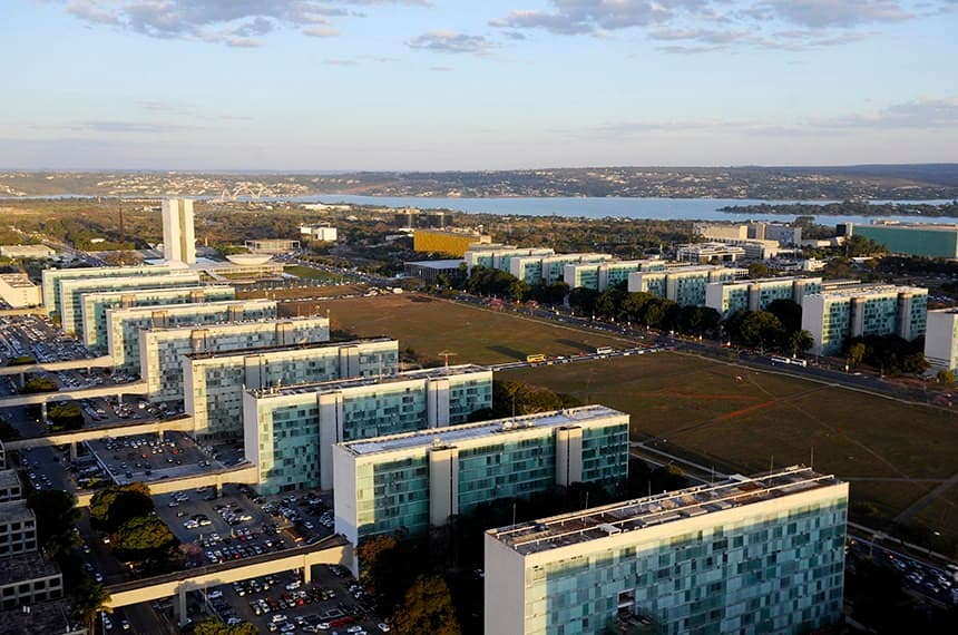 Setor público brasileiro registra déficit de R$ 80,7 bilhões em março e dívida atinge 80,1% do PIB