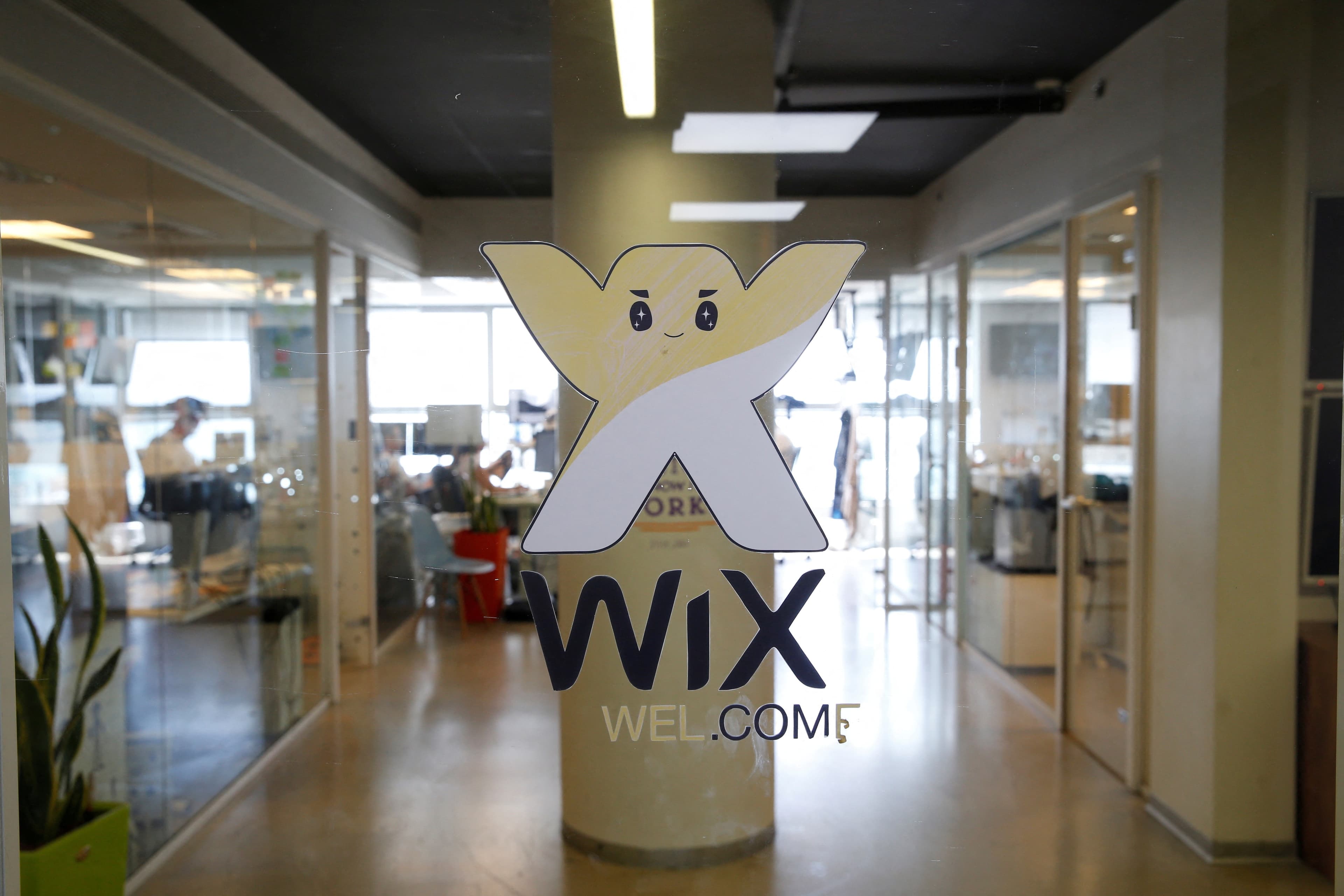 Wix anuncia corte de 20% de sua força de trabalho global em meio a desafios econômicos e avanço da IA