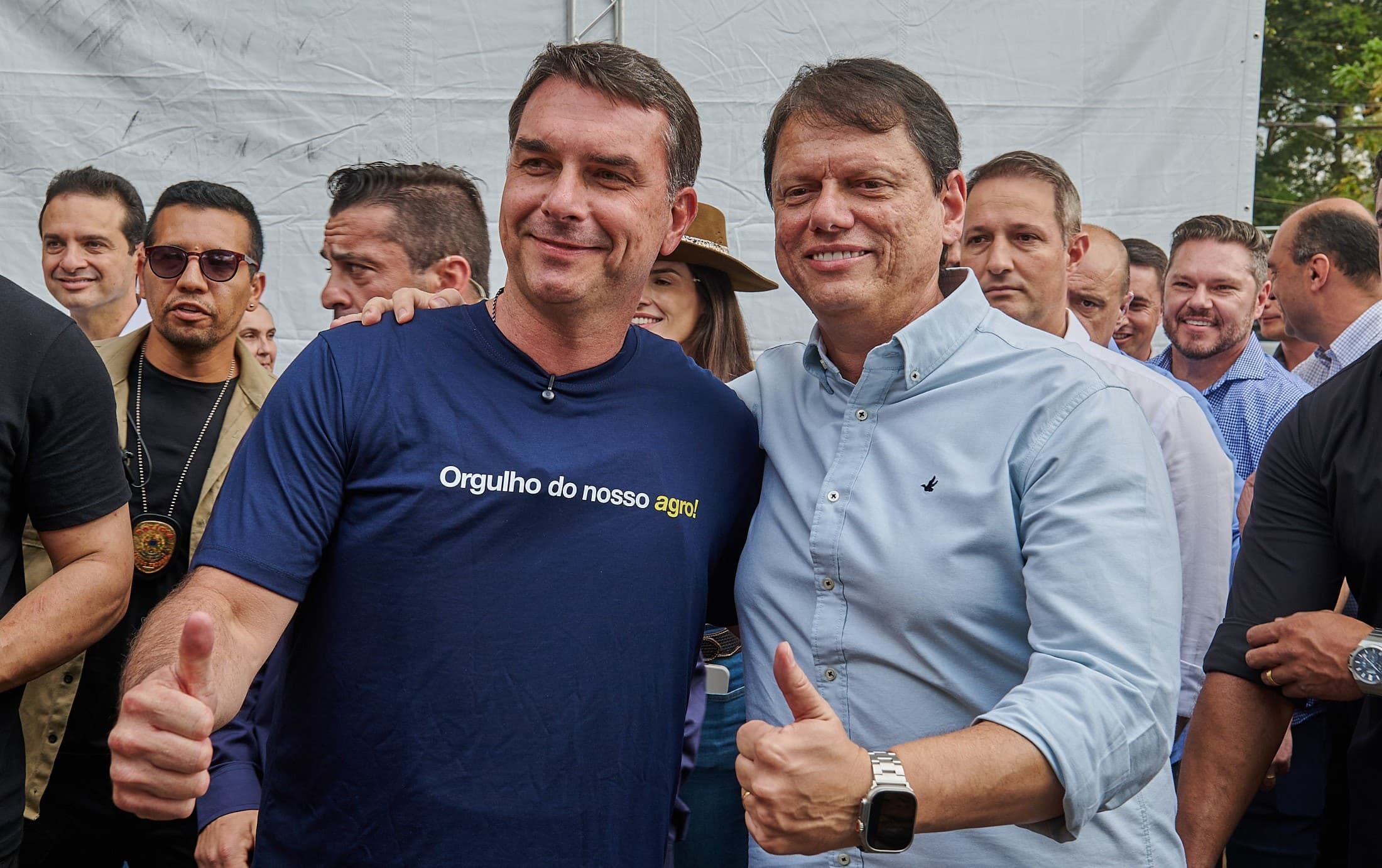 Tarcísio de Freitas e Flávio Bolsonaro marcam início de aliança em agenda na Agrishow