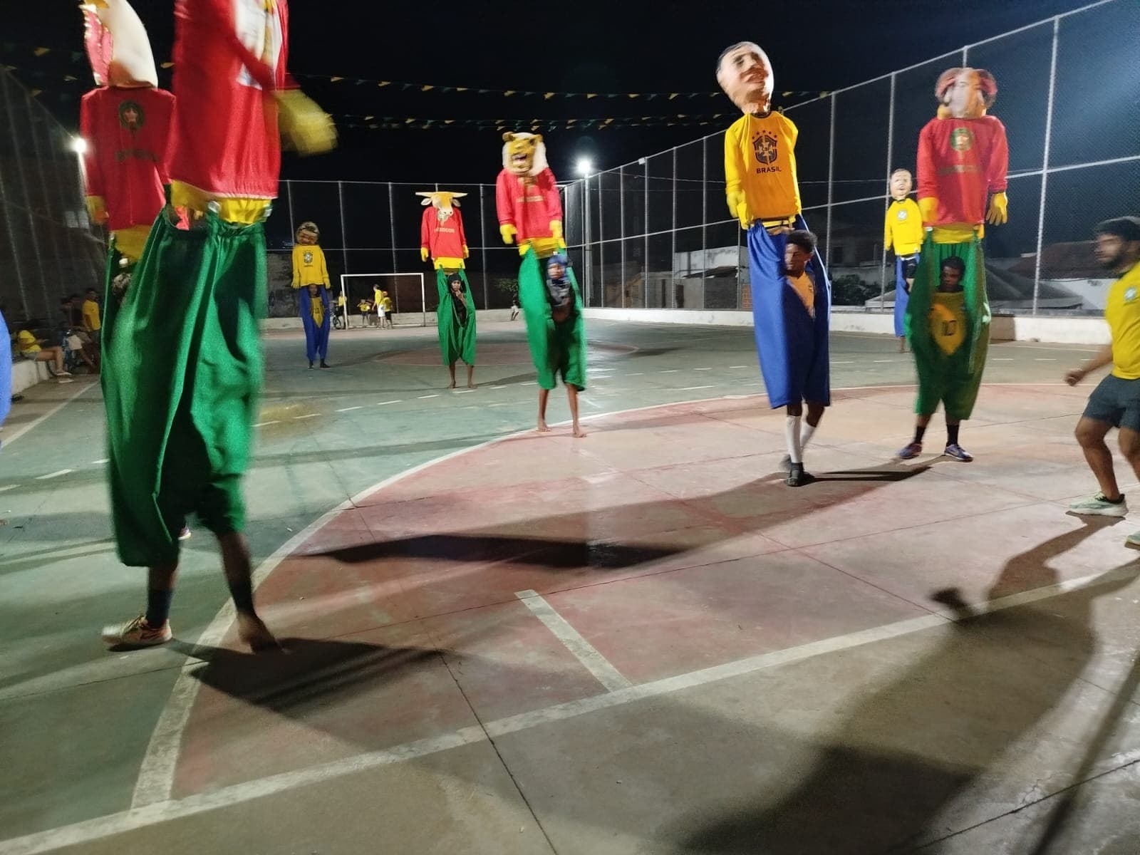Tradição em campo: Bonecões da Bicharada animam torcida em Salgueiro antes dos jogos do Brasil